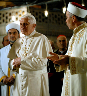 Benedict prays int he Blue Mosque, Turkey