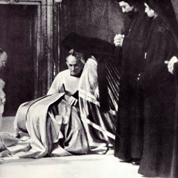 Paul VI kisses feet