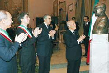 a statue of La Pira is applauded in Florence