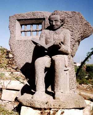 A monument to Antonio Gramsci in prison