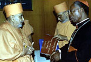 Cardinal Arinze greets Hindu religious leaders