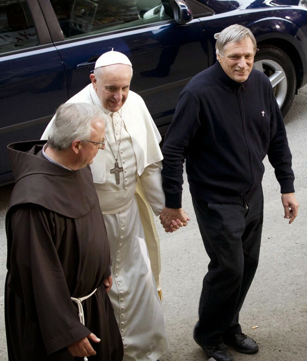 Pope Francis holds hands with pro-homo priest 01