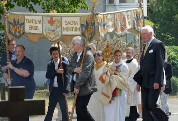 Women carry monstrance in Germany