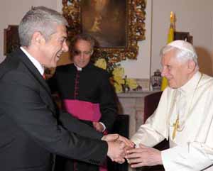 Benedict greets abortion leader Jose Socrates