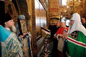 Alexis II and Kasper during the handing over of the Icon