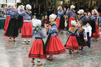 baasque girls dancing